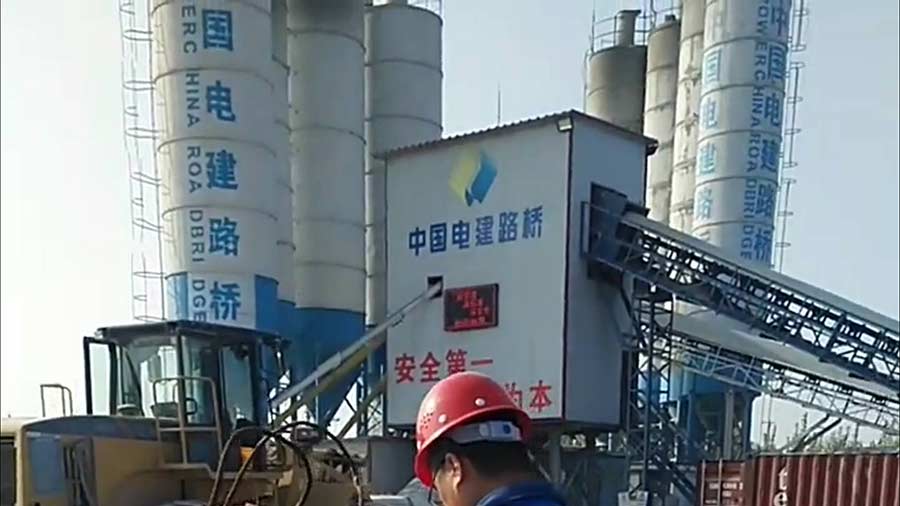 中國電建路橋使用HC高速液壓夯實(shí)機(jī)進(jìn)行某工業(yè)園區(qū)廠房地基壓實(shí)處理
